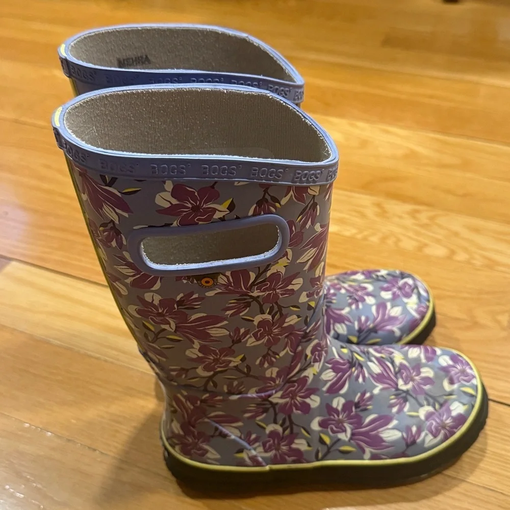 Bogs girls magnolia rain boots size 3 .